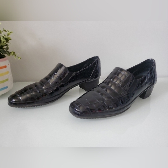 AMALFI BY RANGONI almond toe snakeskin patent leather shoe. Size 11 - Picture 6 of 8